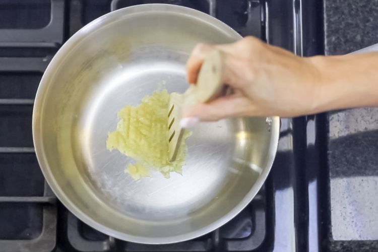 #9 Form a grated garlic layer by pushing down with spatula edge.