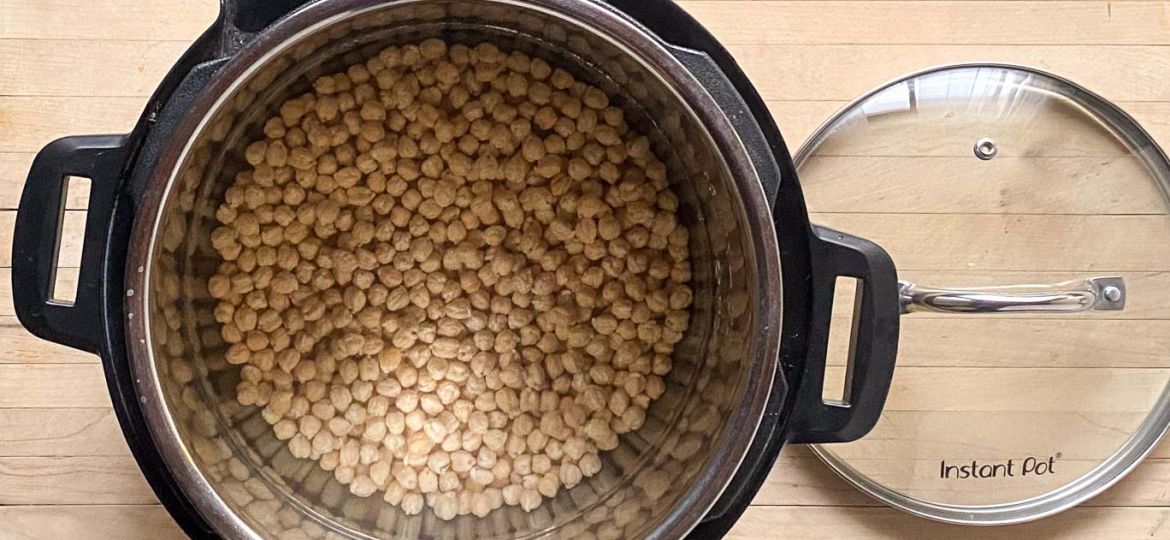Chickpeas in a 6 Quart Instant Pot, with the glass lid to the right